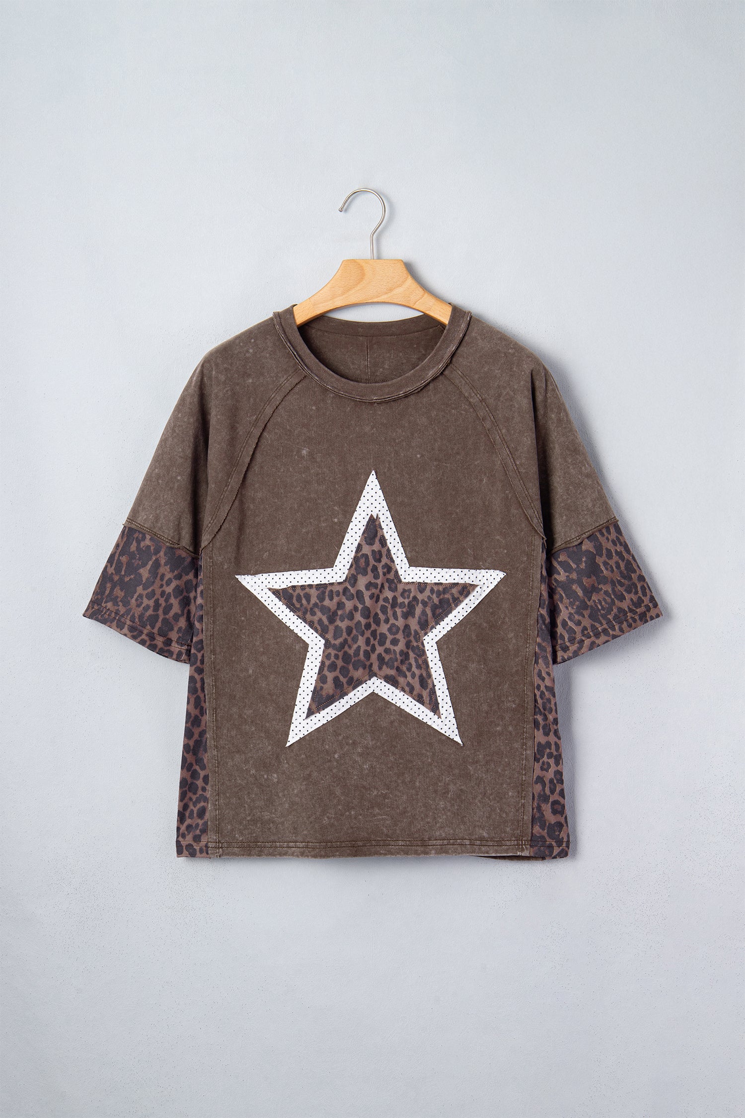 *Coffee Mineral Wash Exposed Seam Leopard Star Patched T Shirt