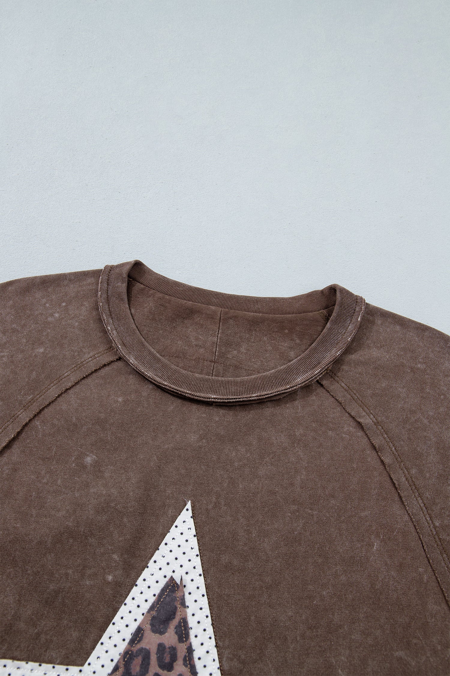 *Coffee Mineral Wash Exposed Seam Leopard Star Patched T Shirt